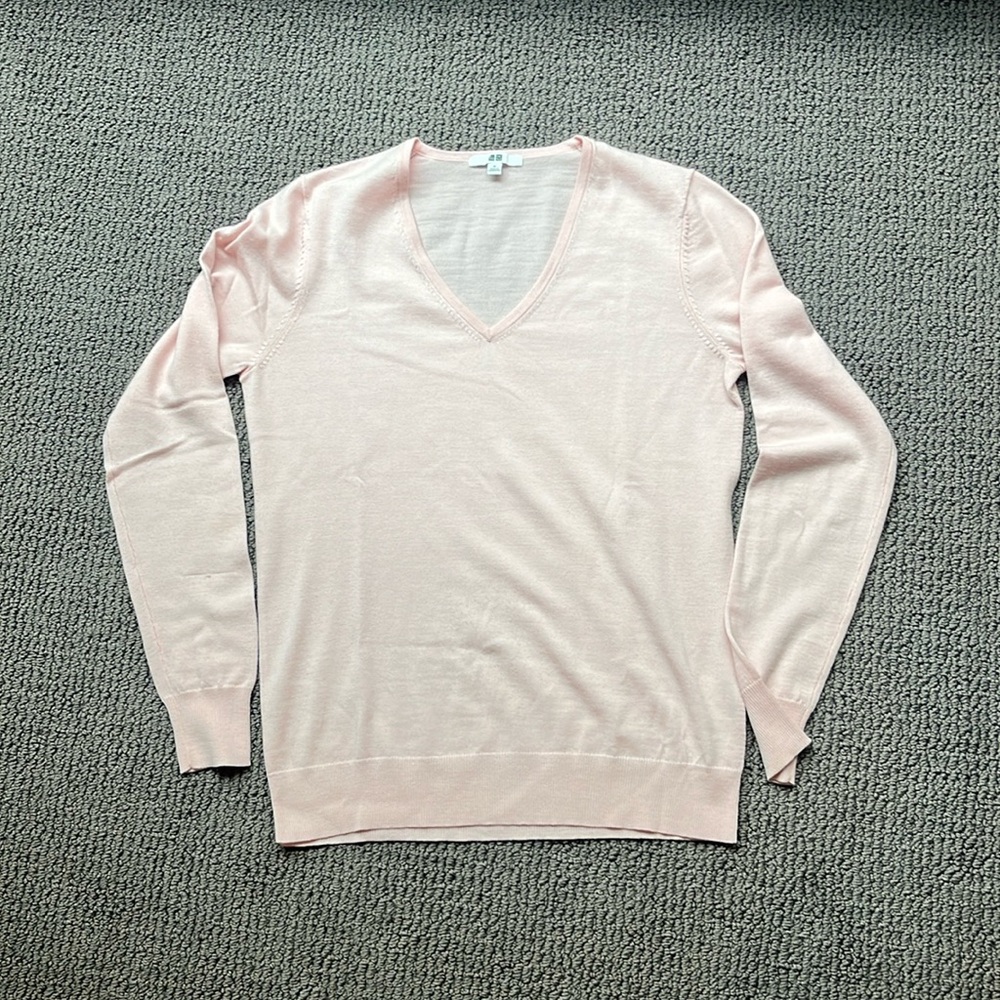 Uniqlo pink wool v-neck sweater - size medium